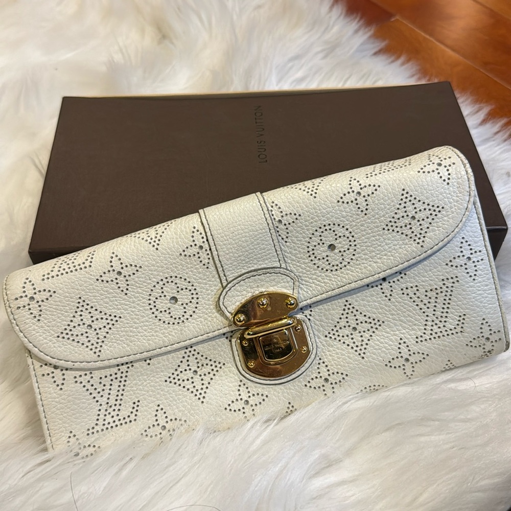 Louis Vuitton Mahina Blanc Clutch white